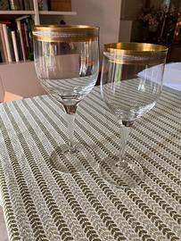 Bicchieri e brocche in vetro con bordo oro