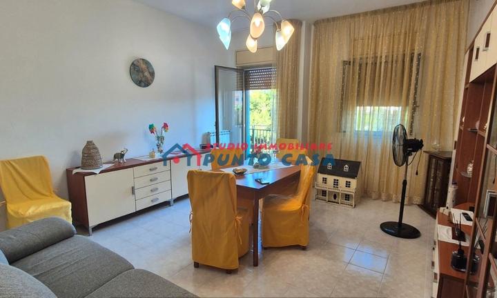 VIA TENENTE ALBERTI-Appartamento 3°p c/a - 4 vani