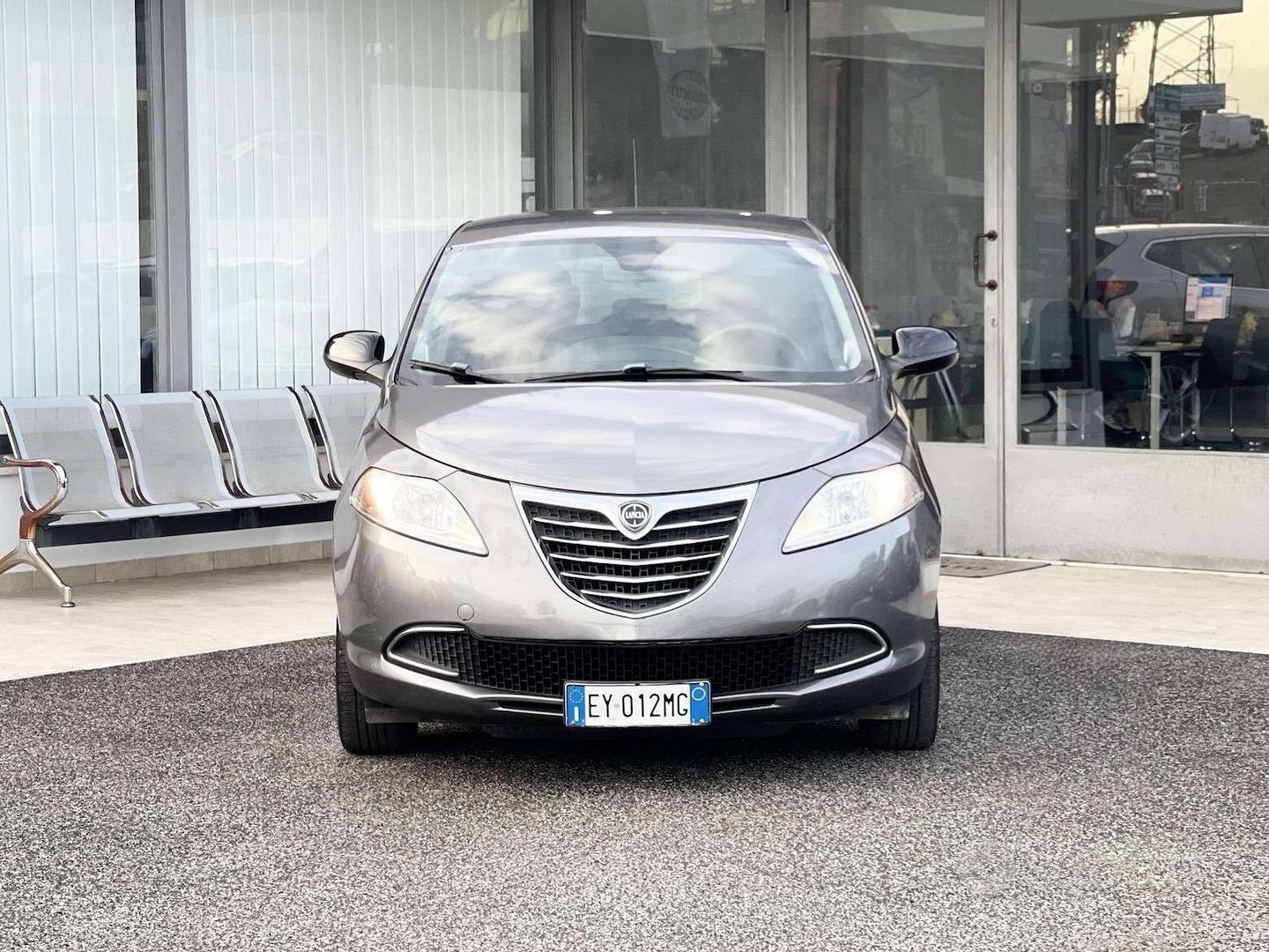 Lancia Ypsilon 2015 photo 2