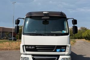 Daf con gru e cassone fisso