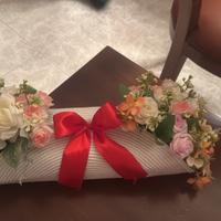 Centro tavola con tovaglietta in vimini e fiori