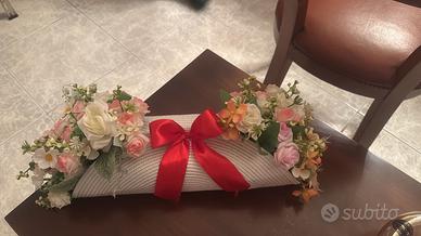 Centro tavola con tovaglietta in vimini e fiori