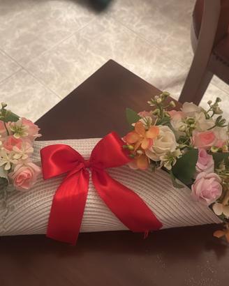 Centro tavola con tovaglietta in vimini e fiori