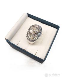 Anello bombato color argento con strass