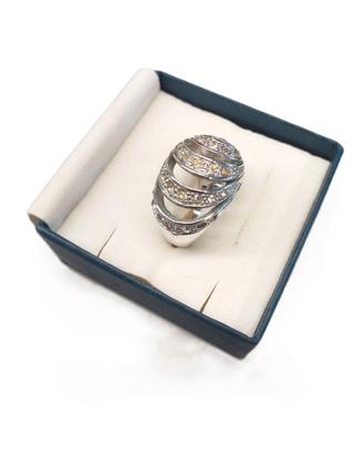 Anello bombato color argento con strass