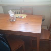 tavolo in legno e 4 sedie