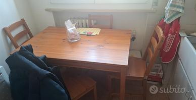 tavolo in legno e 4 sedie