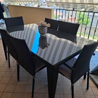 Tavolo con sedie in rattan e alluminio 