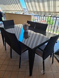 Tavolo con sedie in rattan e alluminio 