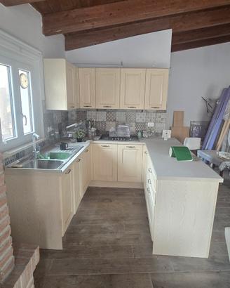 Cucina in vero legno  con penisola – pari al nu