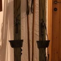 Sci antichi in legno con bastoncini