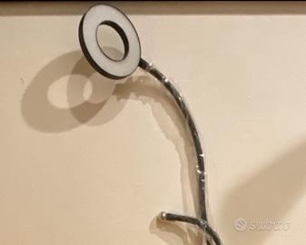 Lampada da tavolo con supporto per smartphone