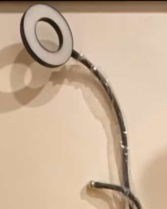 Lampada da tavolo con supporto per smartphone