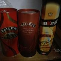 Contenitori in latta di bottiglie di liquori