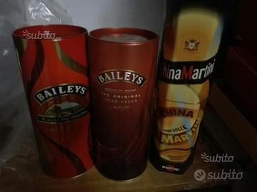 Contenitori in latta di bottiglie di liquori