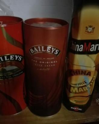 Contenitori in latta di bottiglie di liquori