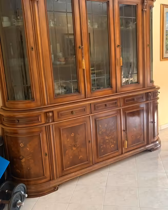 Credenza cristalliera classica