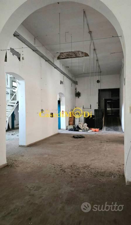 Immobile di 800 m² a Livorno