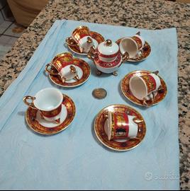 Servizio da thè, sakè o caffè in miniatura.