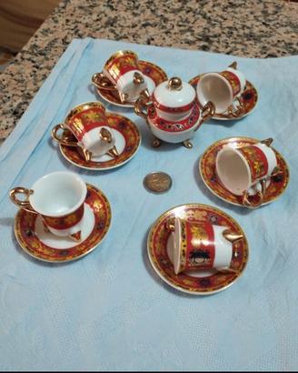 Servizio da thè, sakè o caffè in miniatura.