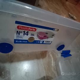 coppia di contenitori in plastica con coperchi