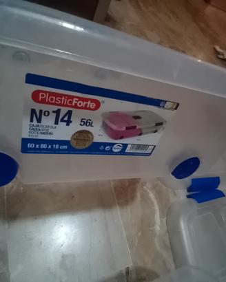 coppia di contenitori in plastica con coperchi