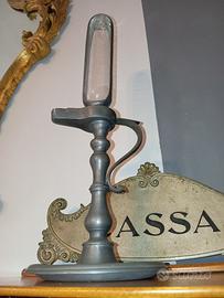 antica lampada lanterna in peltro con segnatempo