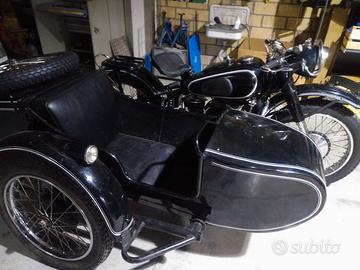 MOTO CON SIDECAR