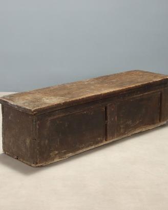 Cassapanca Arcaica in Noce - Metà XVII Secolo