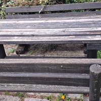 tavolo e panche in legno da giardino