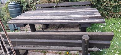 tavolo e panche in legno da giardino