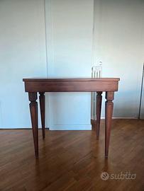 Tavolo in legno allungabile + 4 sedie + consolle