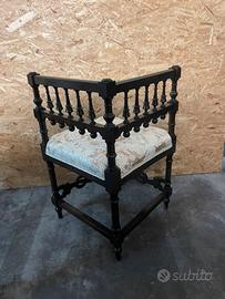 Poltroncina angolare antica restaurata