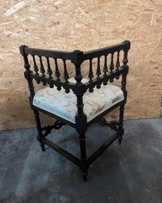 Poltroncina angolare antica restaurata
