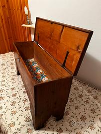 Piccola cassapanca in legno massiccio