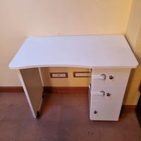 Tavolino trattamento unghie