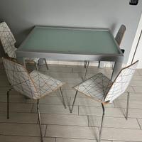 tavolo ,sedie ,divano ,puff e lampadario