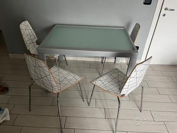 tavolo ,sedie ,divano ,puff e lampadario