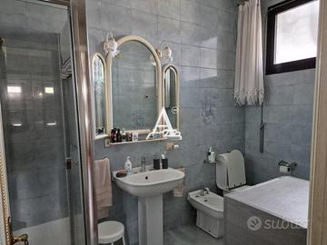 SHOWROOM - OFFICINA - MAGAZZINO E ABITAZIONE IN