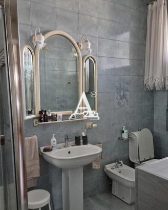SHOWROOM - OFFICINA - MAGAZZINO E ABITAZIONE IN