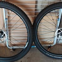 Ruote da 29" marca FIR. 