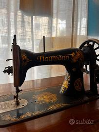 Macchina da cucire d'epoca Naumann con mobile