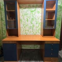 Scrivania con cassetti e libreria