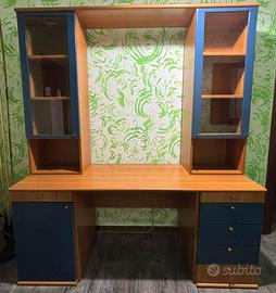 Scrivania con cassetti e libreria