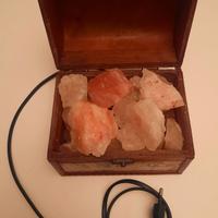 Cofanetto Vintage con sassi di sale e luce a LED