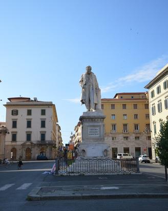 Fondo vicino P.zza Cavour