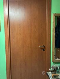 Porte  color ciliegio a battente e scrigno