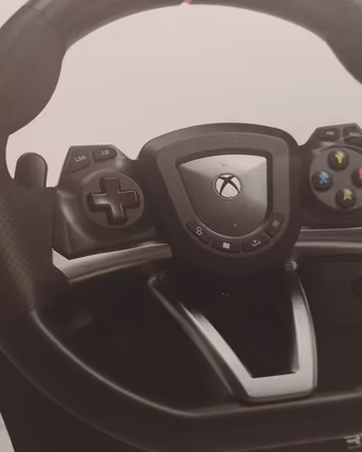 disponibile volante con pedali per la Xbox serie x