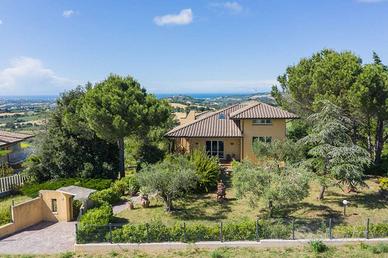 Villa di 294 m² con più di 5 locali e box auto dop