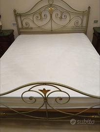 Letto matrimonile in ferro battuto